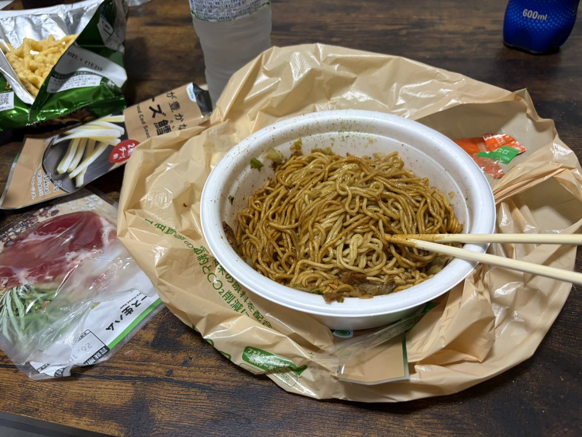 rakuto1220's tweet photo. 人の家で食う夜食 https://t.co/YIIWqYxfE6