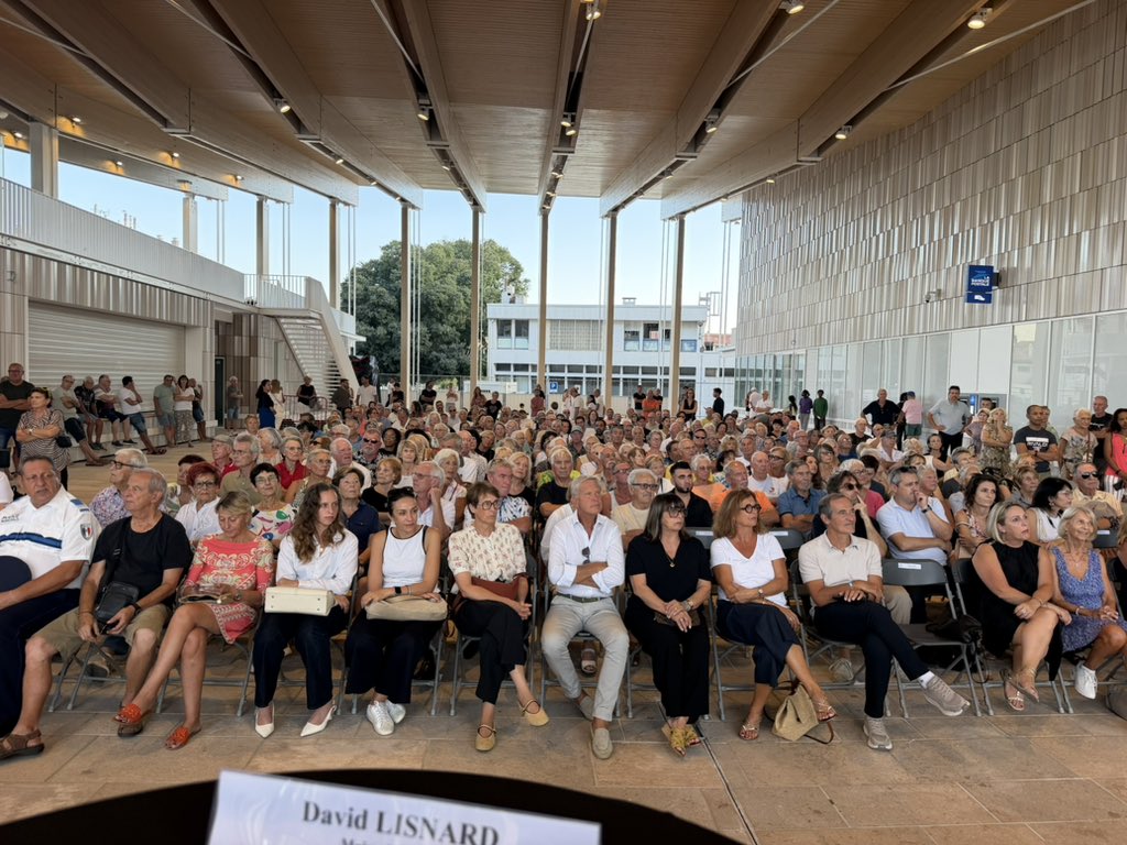 davidlisnard's tweet photo. Point d’étape avec les habitants sur les travaux de rénovation et d’embellissement complet du centre de la Bocca.
#CannesAvance https://t.co/wectlyVE2h