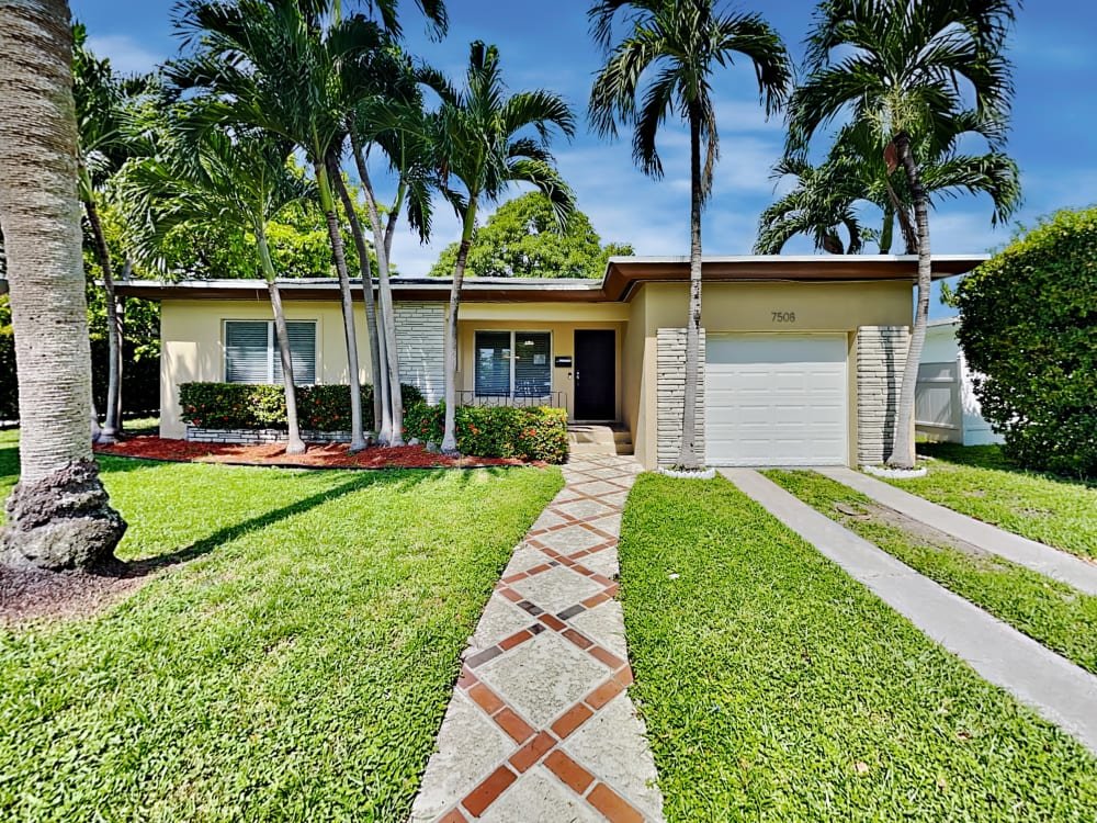 CJoyse1579's tweet photo. Available 
$3,995/mo base rent
|
$4,180all-in price

18 month lease (12 more options)
3 beds • 2 baths • 2,056 sqft
7508 Jewel Ave
North Bay Village, FL 33141
Available.... inbox me for more information https://t.co/aWffJ10hO9