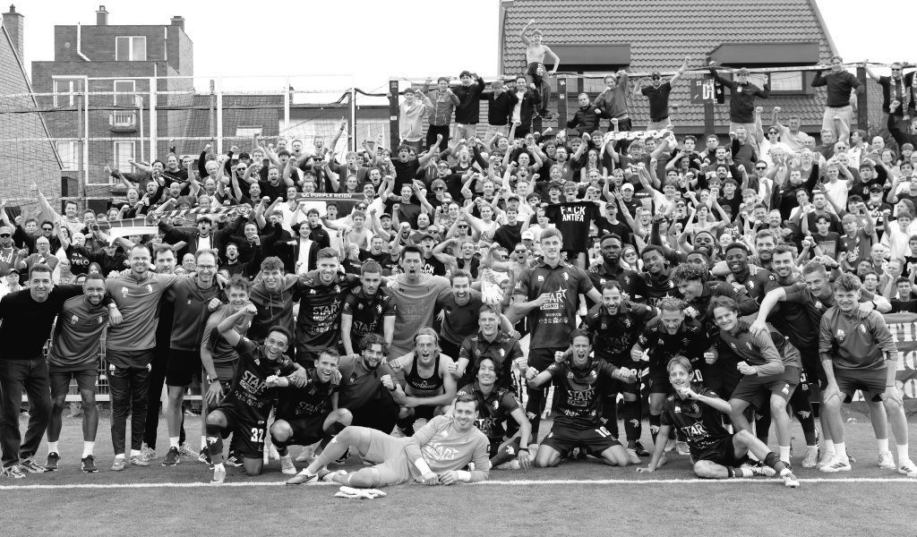 Tim_VE_'s tweet photo. Leuke sfeer, belangrijke 3 punten 💜💪#KSHBEE #Beerschot https://t.co/mYzWTYSdbU