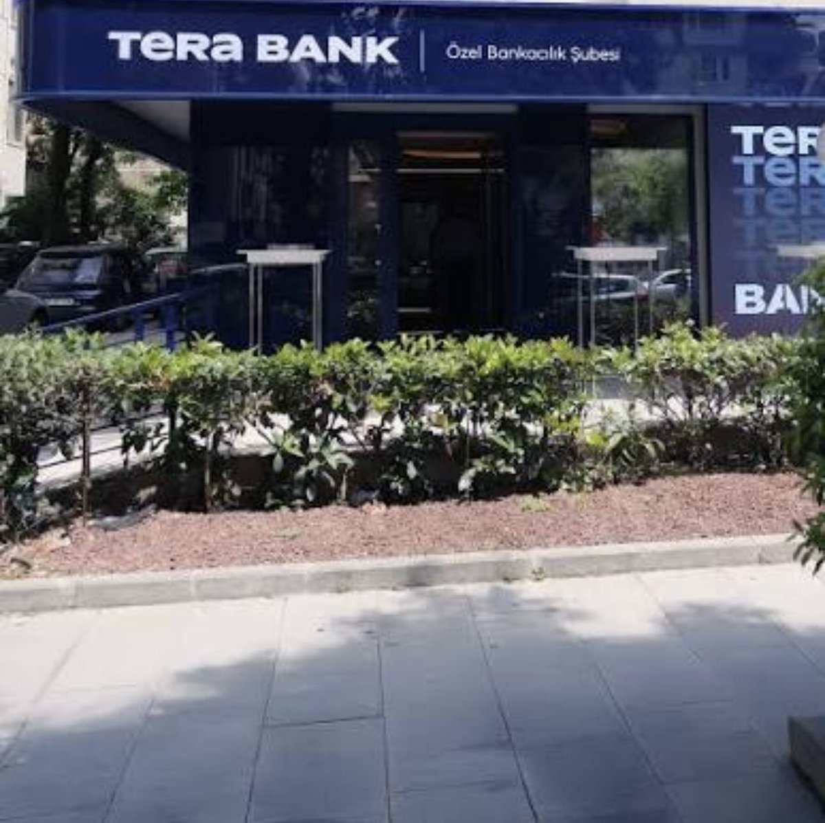 traderHk_'s tweet photo. Banka soymak acemi işidir.
Gerçek soyguncular banka kurarlar ! https://t.co/99sZ5pVCZx