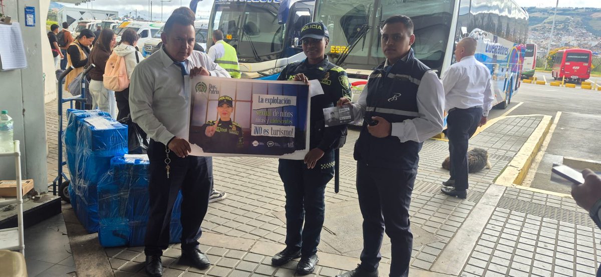 PoliciaMTunja's tweet photo. En la @TerminalTunja,nuestros uniformados de @ProteccionPonal realizaron jornada de sensibilización contra la explotación sexual comercial de niños, niñas y adolescentes.
¡Denuncie! 📞 122 Fiscalía | 123 Policía | 141 ICBF.

#YoProtejoLaNiñez 
#CuidarnosEsQuerernos https://t.co/H99JNfZDk6