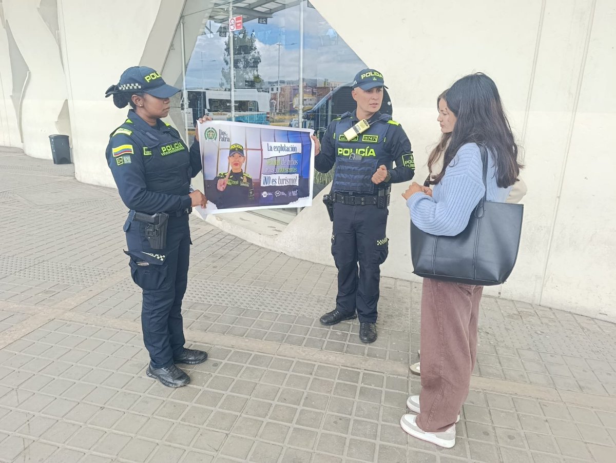 PoliciaMTunja's tweet photo. En la @TerminalTunja,nuestros uniformados de @ProteccionPonal realizaron jornada de sensibilización contra la explotación sexual comercial de niños, niñas y adolescentes.
¡Denuncie! 📞 122 Fiscalía | 123 Policía | 141 ICBF.

#YoProtejoLaNiñez 
#CuidarnosEsQuerernos https://t.co/H99JNfZDk6