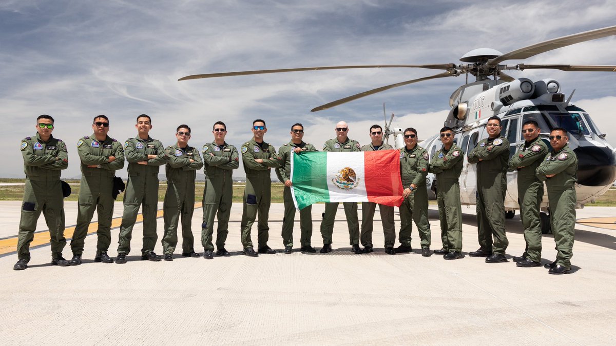 zeltzinjuareze's tweet photo. 🚁 Pudimos cubrir el #DesfileCívicoMilitar2026 desde los cielos con la FAM, lo hicimos a bordo de un Helicóptero Super Cougar y fuimos testigos del impresionante despliegue de 99 aeronaves que volaron juntas sobre el Zócalo de la CDMX por primera vez en la historia  🤌🏻😎🎤🩷🩵

AQUÍ 👉🏻 https://t.co/KZt3ScbR9y

🎥📸: @Oscar_MMorales