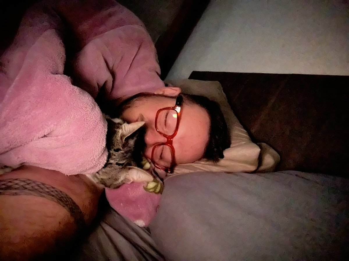 leooadams's tweet photo. Hoje acordei porque perdi o sono às 4:10 e a rebecca se levantou, comeu, voltou a deitar comigo, de conchinha como podem ver, e foi ali nesse exato momento que percebi que sou o homem mais abençoado do mundo. https://t.co/NoxbKoVXhE