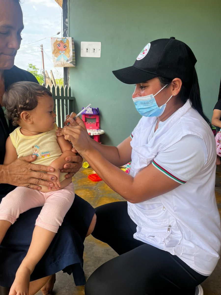 MinSaludCol's tweet photo. #AEstaHora | Colombia se vacuna. Mientras avanza la jornada, equipos de vacunación en todo el país trabajan para estar más cerca de ti y de tu familia. 

Estamos en plazas, parques, centros comerciales, puntos de vacunación y también casa a casa, llevando protección a nuestras comunidades.

Súmate a la Jornada Nacional de Vacunación. Revisa tu carné de vacunas, completa las dosis que necesites y hagamos de este dia una oportunidad para cuidarnos.

#Vacúnate
