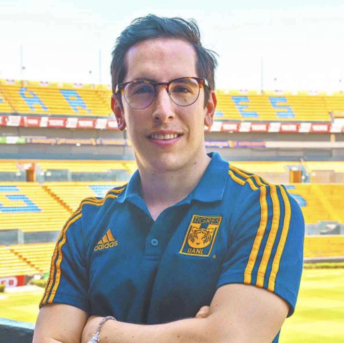 SomosdeTigres12's tweet photo. Este wey es el de trae los jugadores de medio pelo se tiene largar Victor Olguín https://t.co/Z8WjLSliH9
