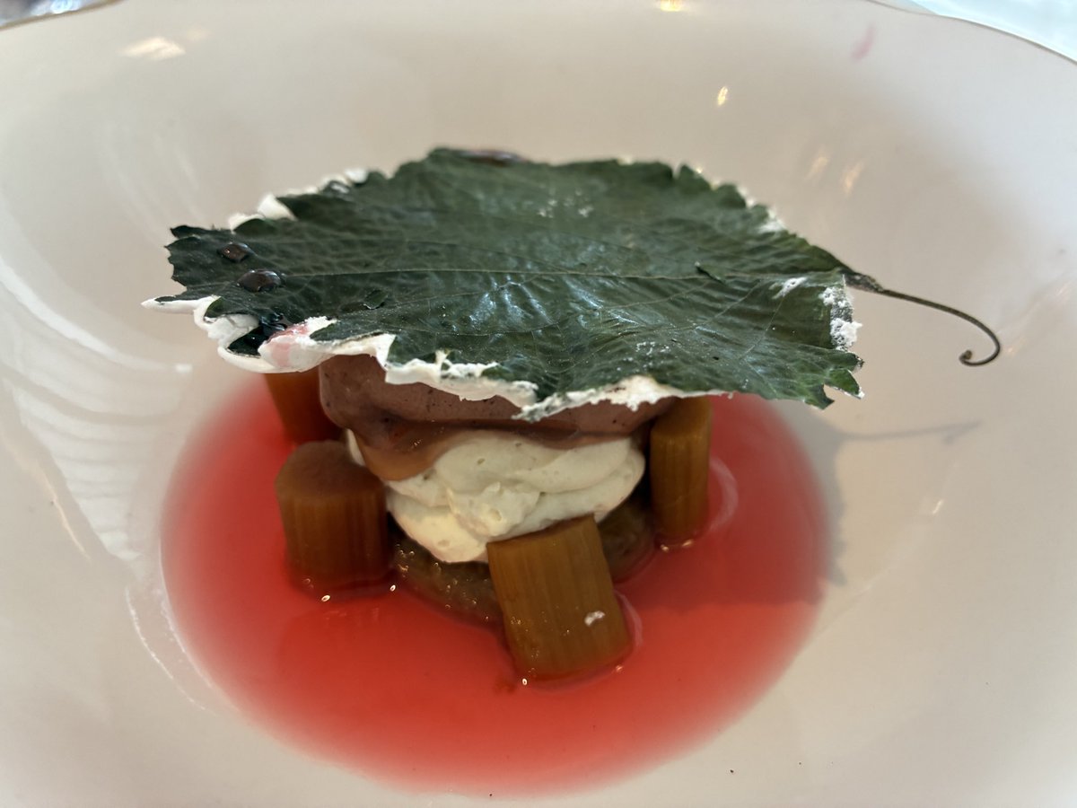 clavier_henri's tweet photo. Poésie d’un dessert de fin d’été à la Rhubarbe couronné, d’une Feuille de Yuzu givrée ✨
📸 19.09.26 - 13.26 https://t.co/zZfZJ8x7fA
