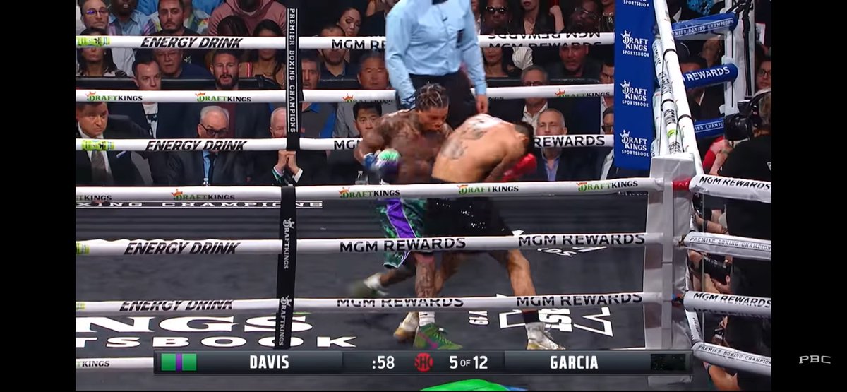 isboxgeek's tweet photo. refs this is cheating. pls start taking points for this🤦🏻‍♂️ https://t.co/UMKwpb368q