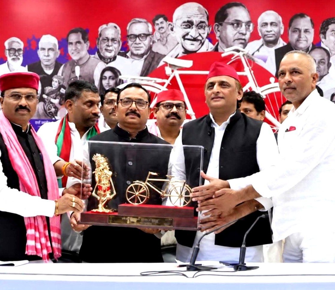 SPashishpatel's tweet photo. PDA बढ़ता कारवां....🚲🚲🚲

@yadavakhilesh @dimpleyadav @OnkarPatel17 @samajwadiparty https://t.co/tupdcsz0UN