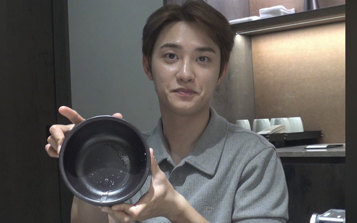 caramelll_l's tweet photo. คยองซูแมสอีกแล้ว ซีนโชว์ถ้วยกินข้าวหมดเกลี้ยงในรายการนาพีดี แฟนคลับเอาไปเจาะรูตรงถ้วยเอาไว้ทาบกับของกิน ให้ฟีลเหมือนคยองซูกำลังโซ้ยอร่อย เอ็นดูความพยายามหาทำมีม สมมงยัยคนรักการกินสุด ๆ 55555555555 https://t.co/38c3JuTVA4
