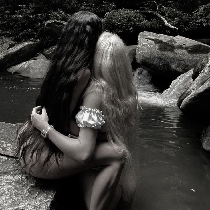 rhaesll's tweet photo. two women in love by a little lake hidden deep in the forest #rhaesaria https://t.co/T3GkRD0g5S