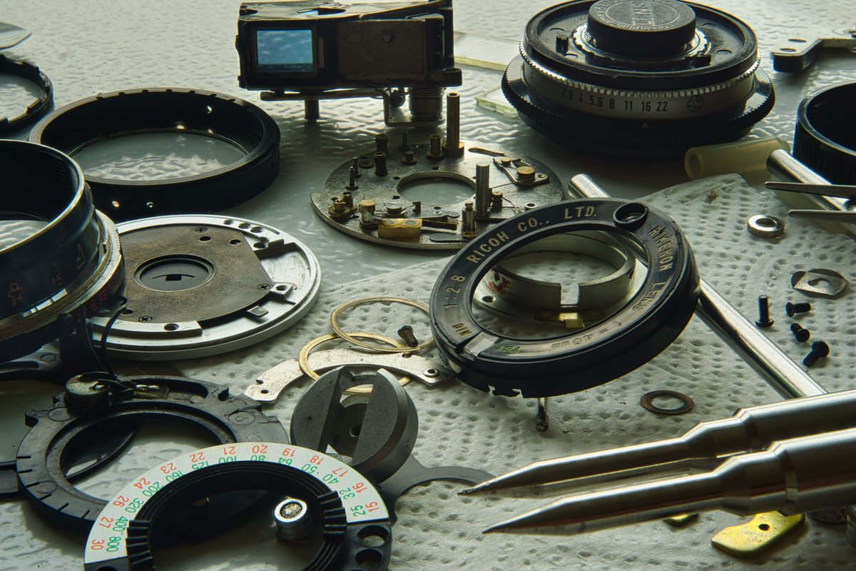 LuisGR196's tweet photo. Pieces of time, waiting to capture the future in a new kind of camera soul. 🎞️✨#VintageCamera #LensRestoration #PhotographyLife #ArtInMechanics #Ricoh Vintage https://t.co/uTVJxaltev