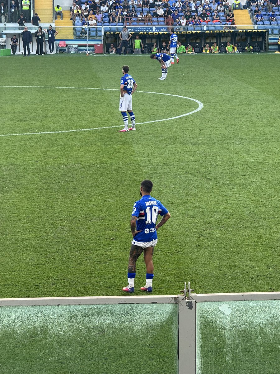 RealeXlo296's tweet photo. Et le lendemain tu te retrouves à Gênes et tu vois Lorenzo Insigne marqué 2 buts (dont un refusé) https://t.co/y58juUcGKw