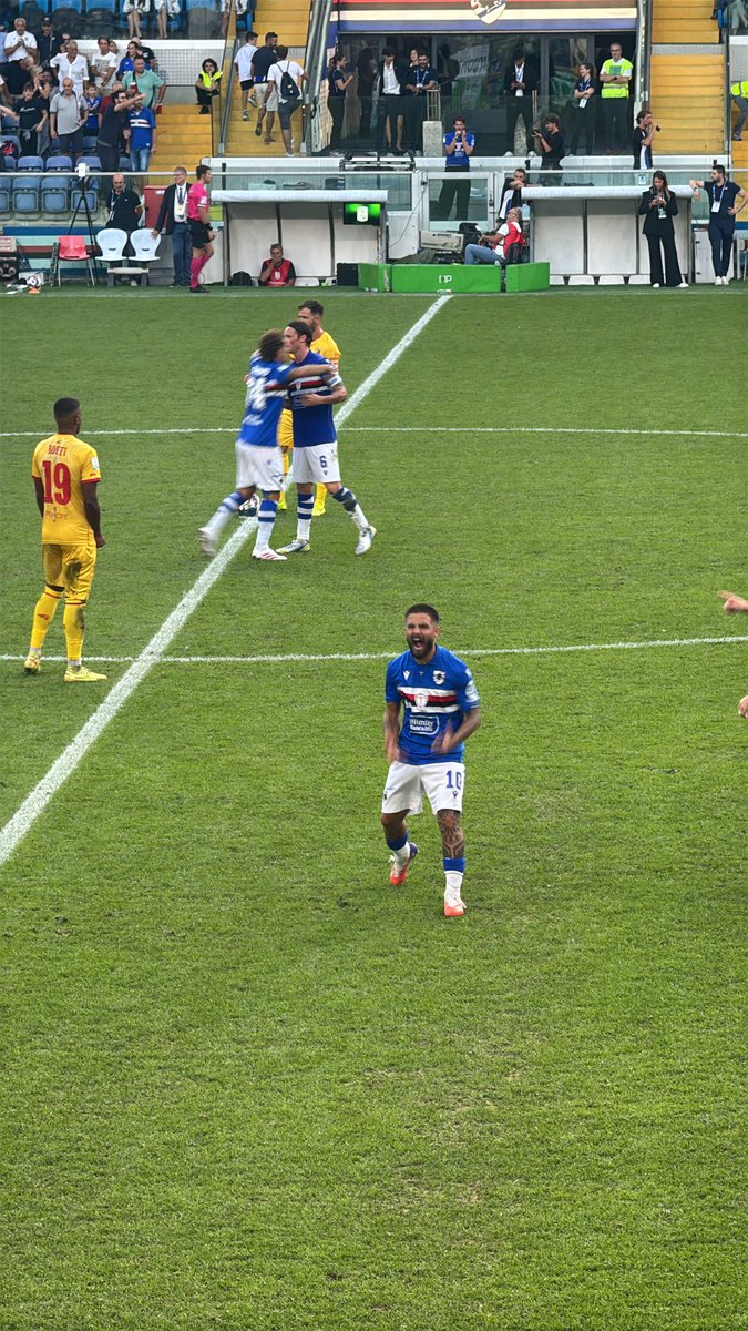 RealeXlo296's tweet photo. Et le lendemain tu te retrouves à Gênes et tu vois Lorenzo Insigne marqué 2 buts (dont un refusé) https://t.co/y58juUcGKw