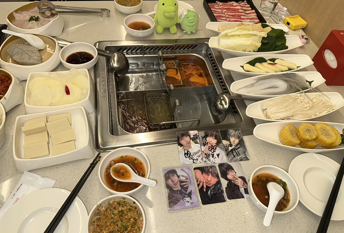1x1s2x2's tweet photo. 신이님말잘듣는신녀들 👩🏻‍❤️‍👨🏻     잘먹엇습니다 !! 🥢 https://t.co/8K4y5WZKn0