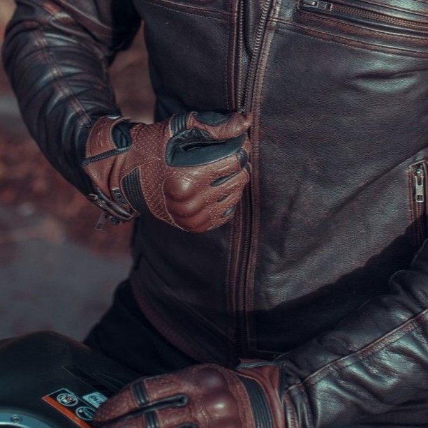 VannessaWexsv's tweet photo. Menelaus gloves in elegant brown offer top protection, comfort, and unique style at an affordable price. Grade A cowhide leather, adjustable Velcro wrist strap, double leather palm, soft nylon, and reinforced carbon knuckle protection. https://t.co/p83HWvi73o
