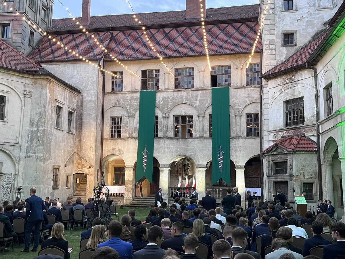 MWszechpolska's tweet photo. Już za moment rozpocznie się Zjazd Młodzieży Wszechpolskiej 🇵🇱❗️ https://t.co/dd4kIqdpsA