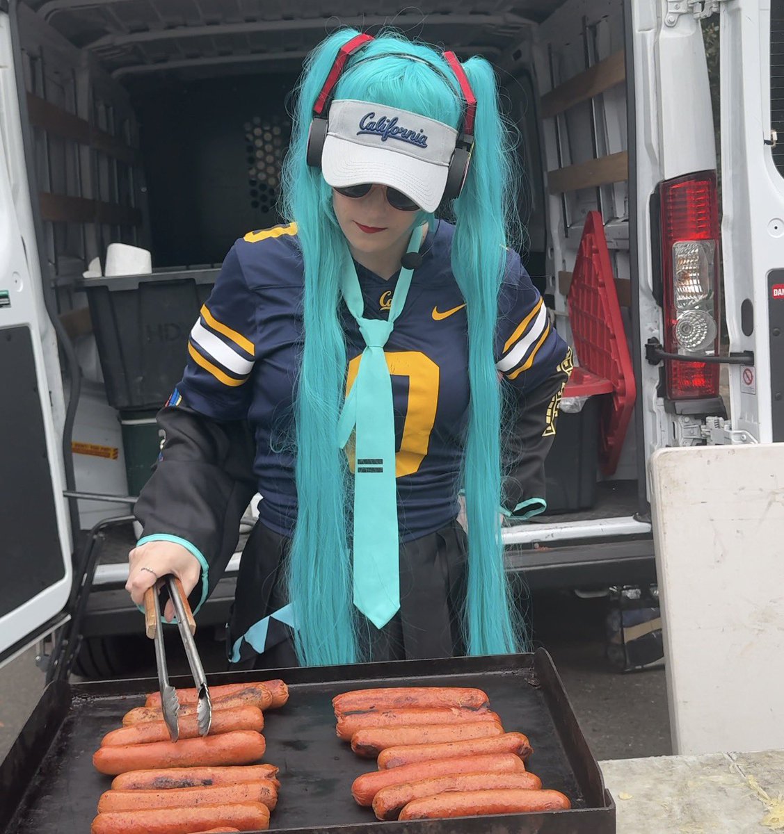 wokemobfootball's tweet photo. Idol be damned that girl can grill! https://t.co/kdaiTzSJ5e