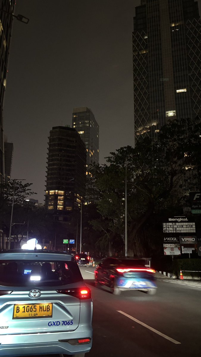 amourcloudz's tweet photo. scbd gelap banget https://t.co/8qvAFECyUZ