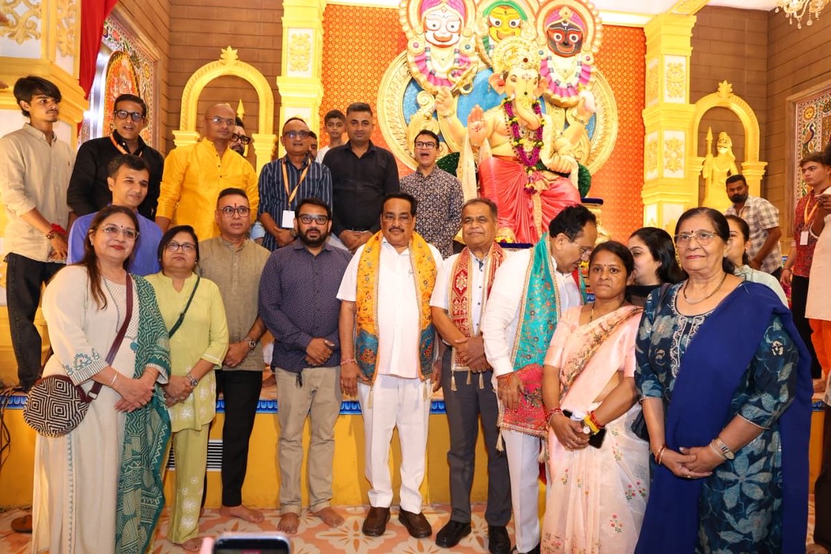 PareshPatelbjp1's tweet photo. ચૌટા બજાર સ્થિત મોટા મંદિર ખાતે વોર્ડ નં. ૧૩ના સુરત મહાનગરપાલિકાના કોર્પોરેટર શ્રી સંજયભાઈ દલાલ તથા તેમની ટીમ દ્વારા આયોજિત ગણપતિ પંડાલમાં વિઘ્નહર્તા શ્રી ગણેશજીના દર્શન અને આરતીનો પાવન અવસર માનનીય કેન્દ્રીય જળશક્તિ મંત્રી શ્રી સી આર પાટીલ સાહેબની વિશેષ ઉપસ્થિતિ વચ્ચે પ્રાપ્ત થયો https://t.co/hxuJyJbGuj