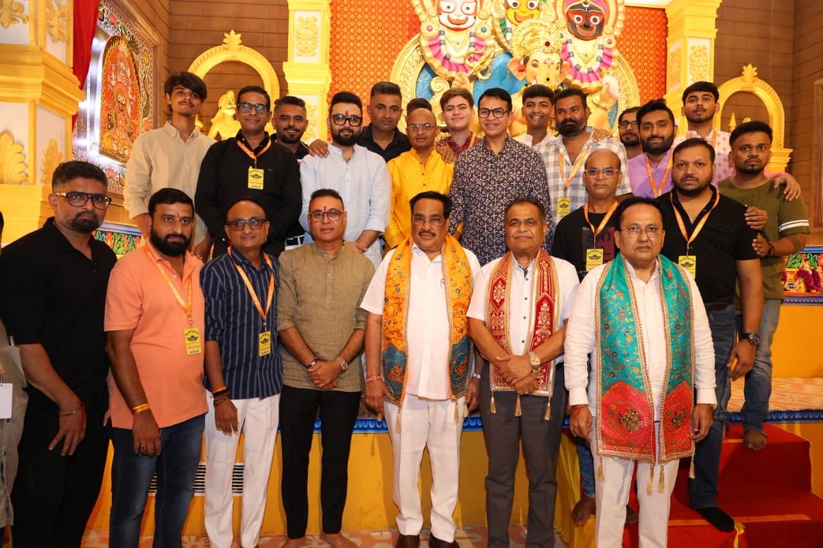 PareshPatelbjp1's tweet photo. ચૌટા બજાર સ્થિત મોટા મંદિર ખાતે વોર્ડ નં. ૧૩ના સુરત મહાનગરપાલિકાના કોર્પોરેટર શ્રી સંજયભાઈ દલાલ તથા તેમની ટીમ દ્વારા આયોજિત ગણપતિ પંડાલમાં વિઘ્નહર્તા શ્રી ગણેશજીના દર્શન અને આરતીનો પાવન અવસર માનનીય કેન્દ્રીય જળશક્તિ મંત્રી શ્રી સી આર પાટીલ સાહેબની વિશેષ ઉપસ્થિતિ વચ્ચે પ્રાપ્ત થયો https://t.co/hxuJyJbGuj