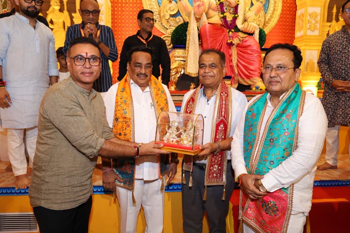 PareshPatelbjp1's tweet photo. ચૌટા બજાર સ્થિત મોટા મંદિર ખાતે વોર્ડ નં. ૧૩ના સુરત મહાનગરપાલિકાના કોર્પોરેટર શ્રી સંજયભાઈ દલાલ તથા તેમની ટીમ દ્વારા આયોજિત ગણપતિ પંડાલમાં વિઘ્નહર્તા શ્રી ગણેશજીના દર્શન અને આરતીનો પાવન અવસર માનનીય કેન્દ્રીય જળશક્તિ મંત્રી શ્રી સી આર પાટીલ સાહેબની વિશેષ ઉપસ્થિતિ વચ્ચે પ્રાપ્ત થયો https://t.co/hxuJyJbGuj