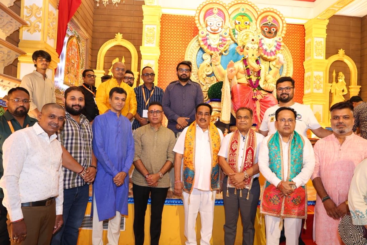 PareshPatelbjp1's tweet photo. ચૌટા બજાર સ્થિત મોટા મંદિર ખાતે વોર્ડ નં. ૧૩ના સુરત મહાનગરપાલિકાના કોર્પોરેટર શ્રી સંજયભાઈ દલાલ તથા તેમની ટીમ દ્વારા આયોજિત ગણપતિ પંડાલમાં વિઘ્નહર્તા શ્રી ગણેશજીના દર્શન અને આરતીનો પાવન અવસર માનનીય કેન્દ્રીય જળશક્તિ મંત્રી શ્રી સી આર પાટીલ સાહેબની વિશેષ ઉપસ્થિતિ વચ્ચે પ્રાપ્ત થયો https://t.co/hxuJyJbGuj