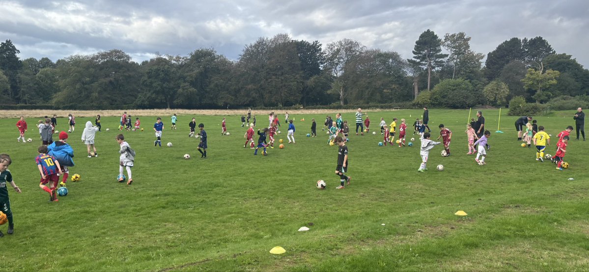 Kenny9Saunders's tweet photo. 20 minutes with a ball at their feet followed by 20 minutes ball work with a coach and then 25 minutes of game time #3v3 #4v4 #5v5 and all kids go home with a smile on their faces at our #FreeFootball sessions at Calderstones Park every Saturday morning https://t.co/kzciGoHqD0