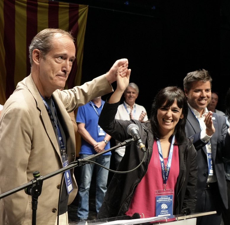 viquirepublica's tweet photo. Recordeu quan Sílvia Orriols va dir que «l’islam és incompatible amb Occident»?

Que tots els mitjans regats amb diners públics van posar el crit al cel, traient la notícia matí, migdia i vespre, parlant de feixisme i no sé quantes animalades més. I TV3 fins i tot obria el noticiari parlant de xenofòbia i discurs d’odi? 

Ho recordeu?

Doncs tu, “casualment”, ara que el jutje l’hi dona la raó, encara no s’han assabentat, de la notícia, tu! 

Curiós això de la llibertat d’informar… 

Deuen estar decidint si aquesta notícia els encaixa amb el relat. 😉