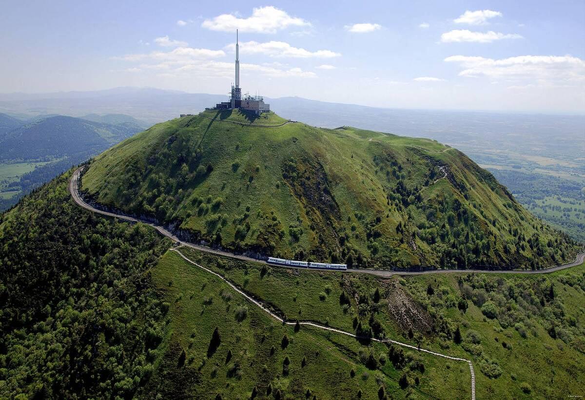 CeJourHistoire's tweet photo. À 25 ans, il est trop malade pour monter une montagne. Alors il envoie quelqu'un le faire à sa place, et cette montagne va démolir 2 000 ans de certitudes.

Il s'appelle Blaise Pascal. Depuis l'adolescence, la douleur ne le lâche plus. Il mourra à 39 ans.

Depuis Aristote, tout le monde répète que le vide n'existe pas.

Or on vient d'inventer un objet troublant : un tube de verre rempli de mercure, retourné dans une cuve. Le liquide redescend, s'arrête net, et laisse au-dessus de lui un espace que rien n'occupe.

Pascal a une intuition. Si c'est le poids de l'air qui soutient la colonne, alors en altitude, là où il y a moins d'air au-dessus de nos têtes, le mercure devrait redescendre.

Il faut donc monter très haut. Lui en est incapable.

Il écrit à son beau-frère, Florin Périer, et lui détaille tout : le matériel, les témoins, les mesures à répéter.

Le 19 septembre 1648, Périer gravit le puy de Dôme avec le tube. Au sommet, le mercure est descendu de plusieurs centimètres.

L'air a donc un poids. Il pèse sur nous à chaque seconde, et nous ne le sentons pas parce qu'il nous entoure depuis notre premier souffle.

Un homme cloué chez lui venait de faire bouger la physique par courrier.