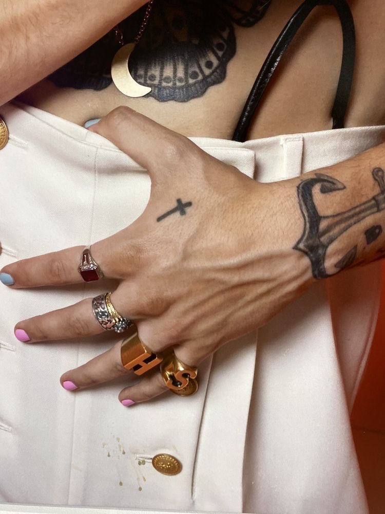 shortsrry67's tweet photo. Hands so iconic you dont need a name to know who it is https://t.co/zcU2qqi8yB
