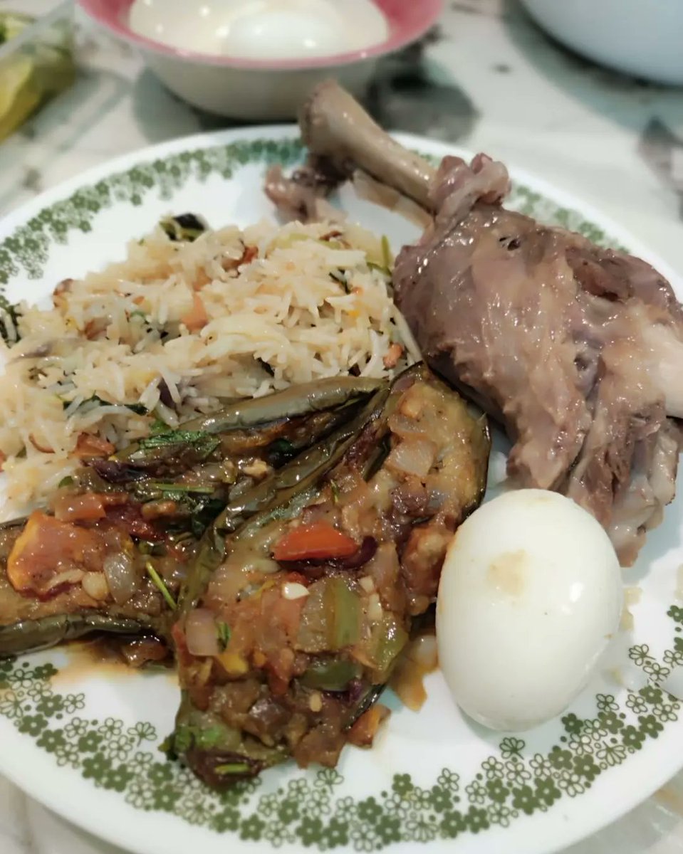audreyrobir7e4's tweet photo. Behind every foodie is a mother who inspires a lifelong love of food. I adore Mom’s lamb shank mandi with grilled eggplant: tender, fall-off-the-bone lamb, aromatic rice, and smoky, charred vegetables in a rich, satisfying meal. https://t.co/ipz11Zh1mN