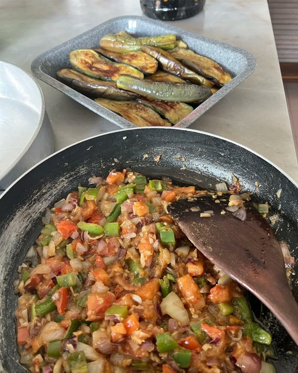 audreyrobir7e4's tweet photo. Behind every foodie is a mother who inspires a lifelong love of food. I adore Mom’s lamb shank mandi with grilled eggplant: tender, fall-off-the-bone lamb, aromatic rice, and smoky, charred vegetables in a rich, satisfying meal. https://t.co/ipz11Zh1mN