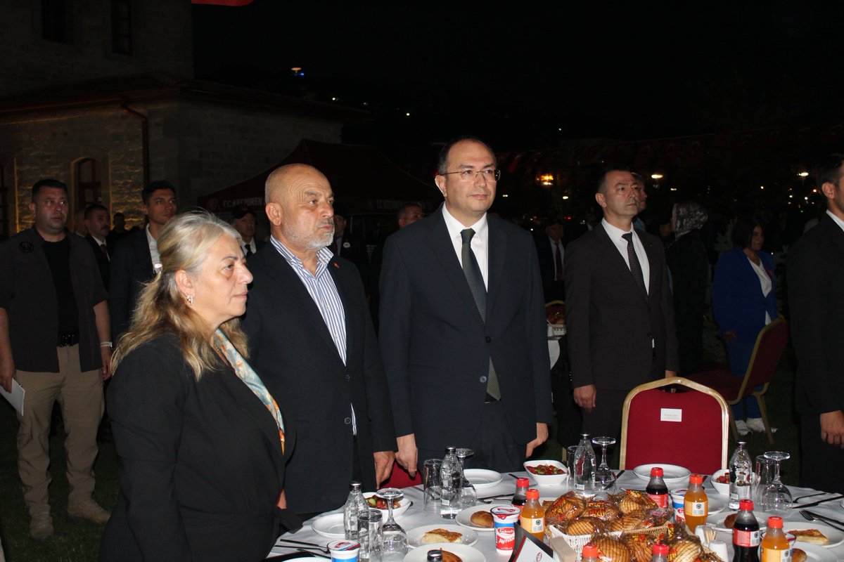 AkKeciorenResmi's tweet photo. İlçe Yürütme-Yönetim Kurulu Üyelerimiz, Türkiye Gaziler ve Şehit Aileleri Vakfı tarafından düzenlenen ''19 Eylül Gaziler Günü '' münasebetiyle düzenlenen programa katılım sağladılar. 

19 Eylül Gaziler Günü kutlu olsun.

@RTErdogan
@hakanhanozcan
@erhansarigol
@AkpartiAnkara
@omerfarukislam