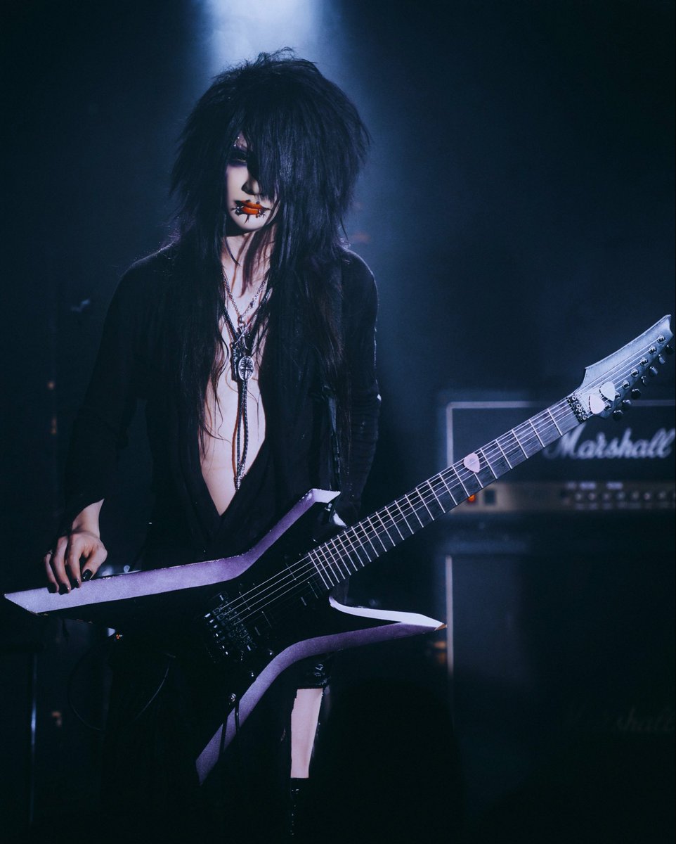 Suica_DAMNED's tweet photo. カメラマンさんから9/11のライブ写真ですって来てパッて開いたらただのアー写ばかりで歓喜 https://t.co/tF0MlDVx5r