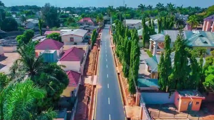 UbaSaniMedia_'s tweet photo. PROMISES KEPT: OVER 90% OF INHERITED ROAD PROJECTS COMPLETED

Governor Uba Sani, CON, is demonstrating that good governance means continuity, accountability and tangible results.

While his administration is delivering over 160 new road projects spanning 1,355 kilometres, it has also prioritised completing inherited projects, with over 90% completed across Kaduna State.

ZONE I

1. Hanwa Ruga to Hanwa Yangoro Road — Completed
2. Dogon Bauchi to Kakiyayi to Dakace Road, including the bridge — Completed

ZONE II

1. Ohinoyi Road — Completed
2. Sultan Surame Road — Completed
3. Unguwan Sarkin Musulmi to Isa Kaita Road Network — Completed
4. Nassarawa–Flour Mills Road — Completed
5. Rabah Road to Rigasa Train Station, including the underpass at Nnamdi Azikiwe Bypass — Ongoing
6. Pan Drive to Television to Sabon Tasha Road — Ongoing
7. Aliyu Makama to Kabala Costain Road — Ongoing

ZONE III

1. NEPA Roundabout to Unguwan Rimi Road, Kafanchan, Jama’a LGA — Completed
2. Hospital Road, Kafanchan — Completed

From urban centres to rural communities, Kaduna is moving forward by completing what was started and delivering new infrastructure.

Promises made. Promises kept.

#WorkingForKaduna