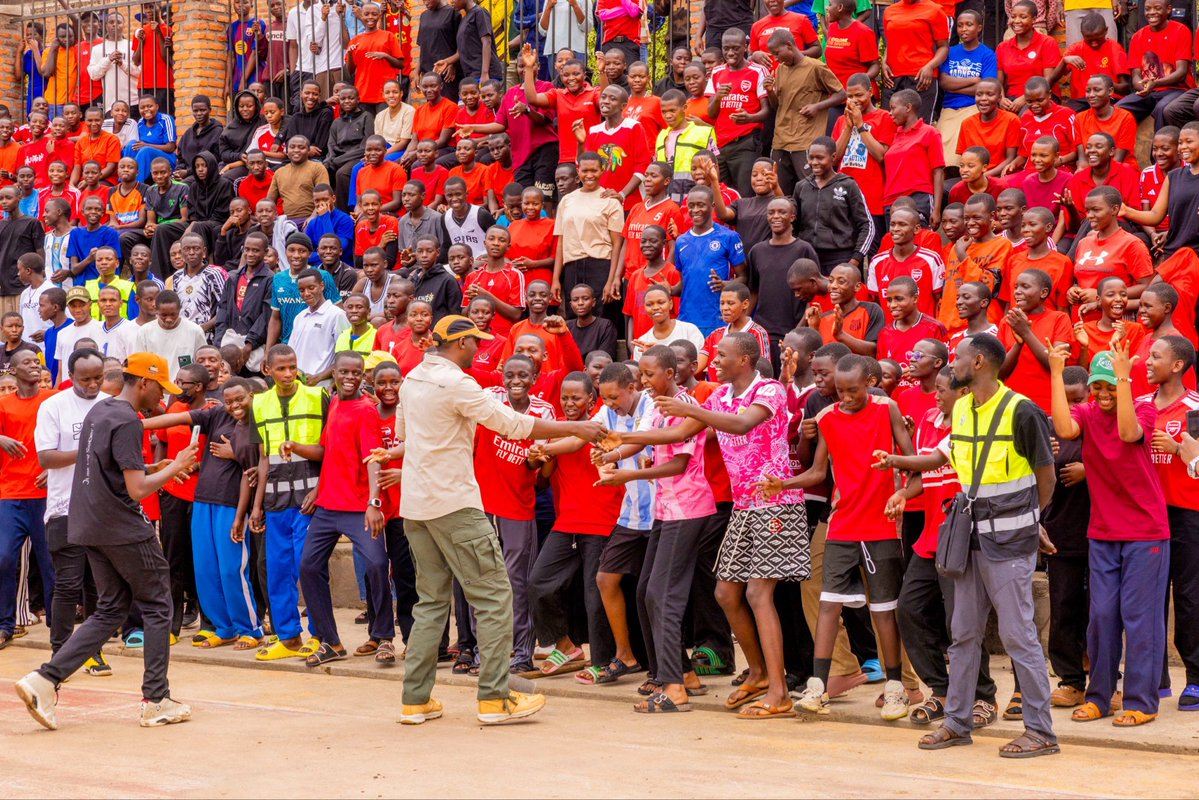 nsanzimanasabin's tweet photo. Mwakoze cyane, rubyiruko rwa @KarongiDistr!  

Umuganda twawukoze, morale yari hejuru,
Dukomeze kuba #SoberGen!

Ubuzima bwiza! https://t.co/3ErMHYxbGP