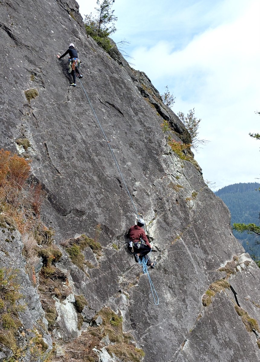 xlaoqzhan's tweet photo. Today's rock climbing challenge with friends 💪   #rockclimbing https://t.co/Z8c01wXXqK