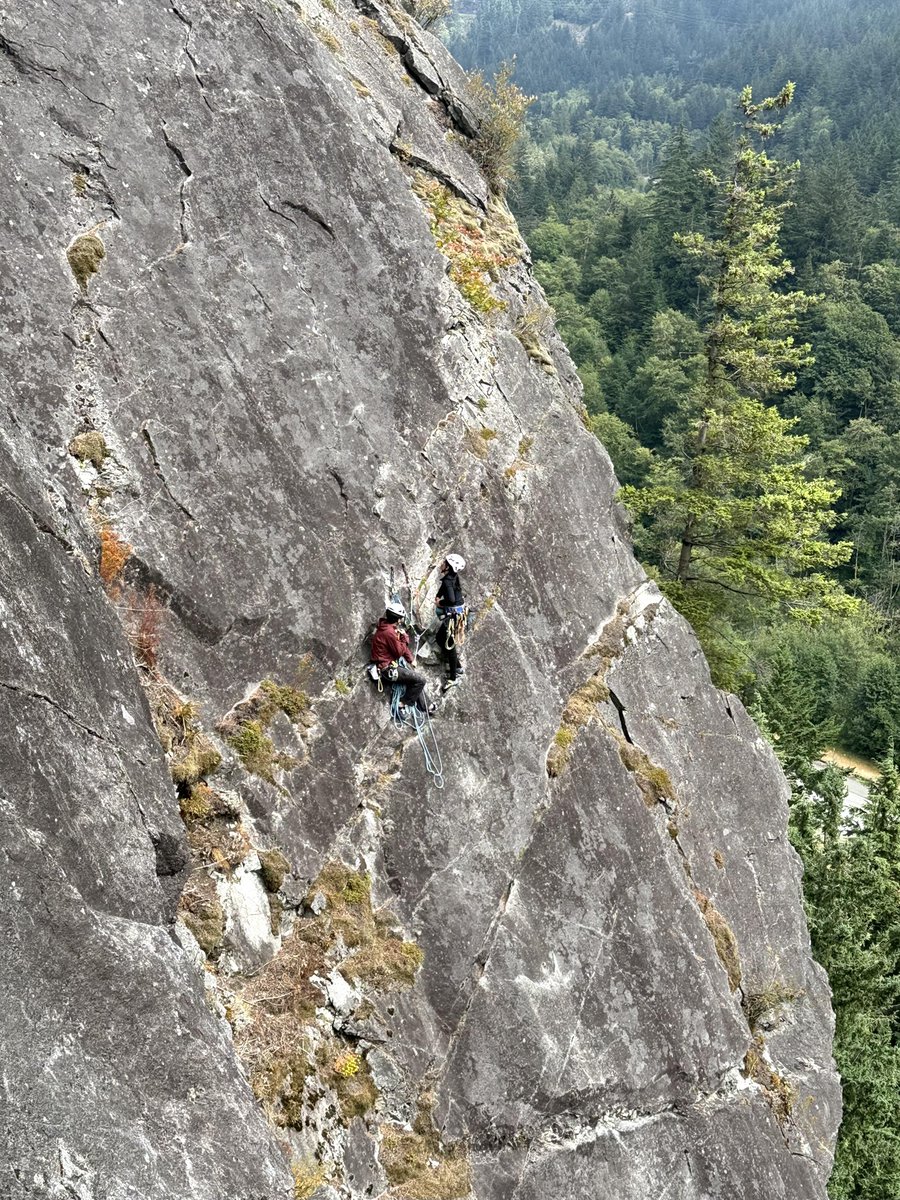 xlaoqzhan's tweet photo. Today's rock climbing challenge with friends 💪   #rockclimbing https://t.co/Z8c01wXXqK