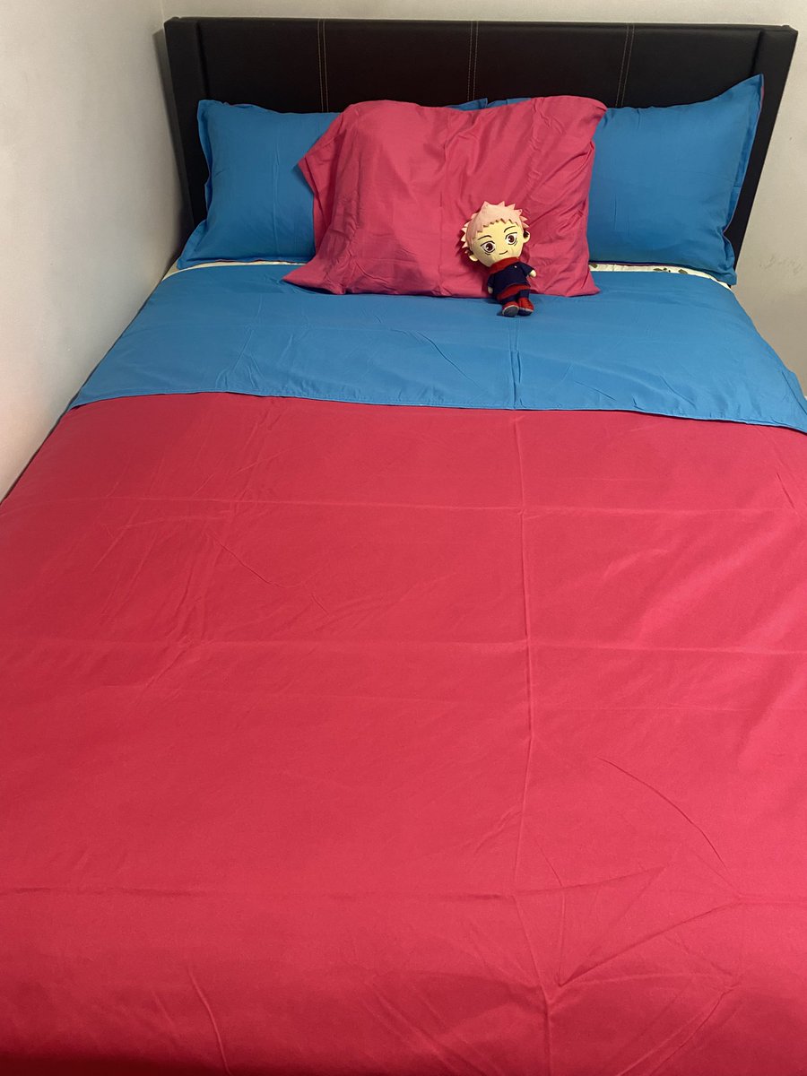 foxyyyuji's tweet photo. look at this spoiled brat getting all cozy ON MY BED https://t.co/GM3ah3fZQL
