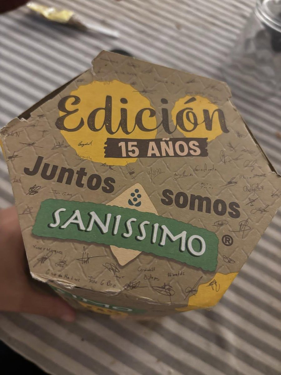 Octavio_01's tweet photo. Me acabo de dar cuenta de que el empaque de las tostadas está lleno de las firmas de los que trabajan ahí. https://t.co/bViACNUP22