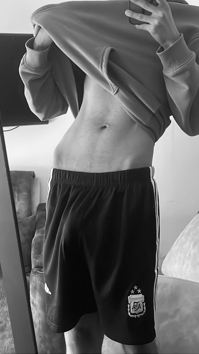 ssalamandraaaa's tweet photo. No sé si sea por no usar boxer, pero siempre que voy al gimnasio en pantaloneta llego mojado. https://t.co/MdMrqQztns