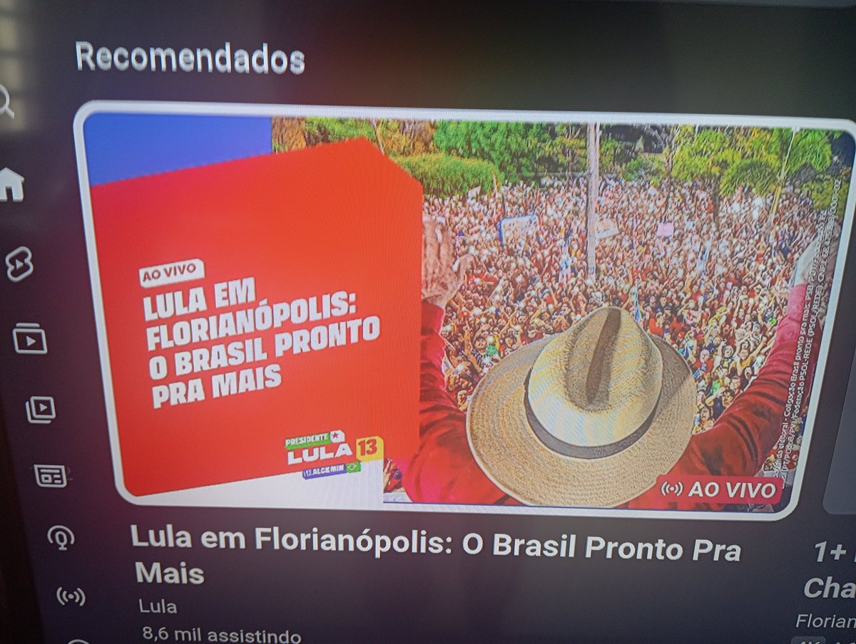 HenriqueSoldani's tweet photo. Minha mãe faz parte dessa porcentagem que não suporta ouvir a voz de Lula nem por um minuto. Mesmo quando mando alguma fala escrota dele. Ela não se interessa. Ainda assim, olha como está o feed da TV dela: o 1⁰ vídeo sugerido é do canal do PT. Na mesma fileira..um pouco a frente aparece o canal oficial do Lula. Alô @TSEjusbr corre aqui.
