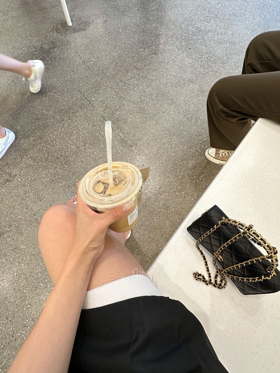 annae298544's tweet photo. Just tried the all-contactless coffee pick-up at the new downtown spot—swiped my phone on the pad, got my latte in 10 seconds flat. No lines, no fumbling with cards, pure next-level convenience. https://t.co/yECYIiMGKE