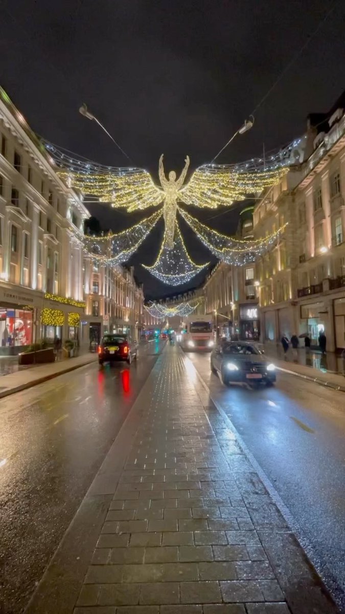 VernaCosti7pfw's tweet photo. London Christmas lights. https://t.co/aIN1XIuzos