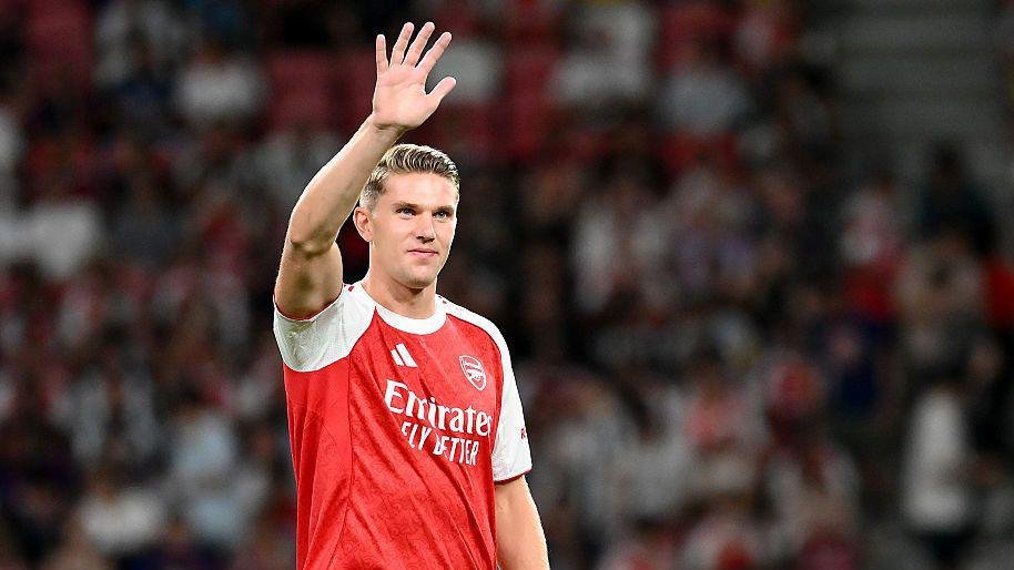 FanaticsArs's tweet photo. I won’t stop defending you, Vik. They’ll soon realize just how important you were for us last season. ⚪️🔴🇸🇪🤖  

#Arsenal #AFC #Brighton #BHAARS #Arteta #Gyökeres https://t.co/myROWCl35Z