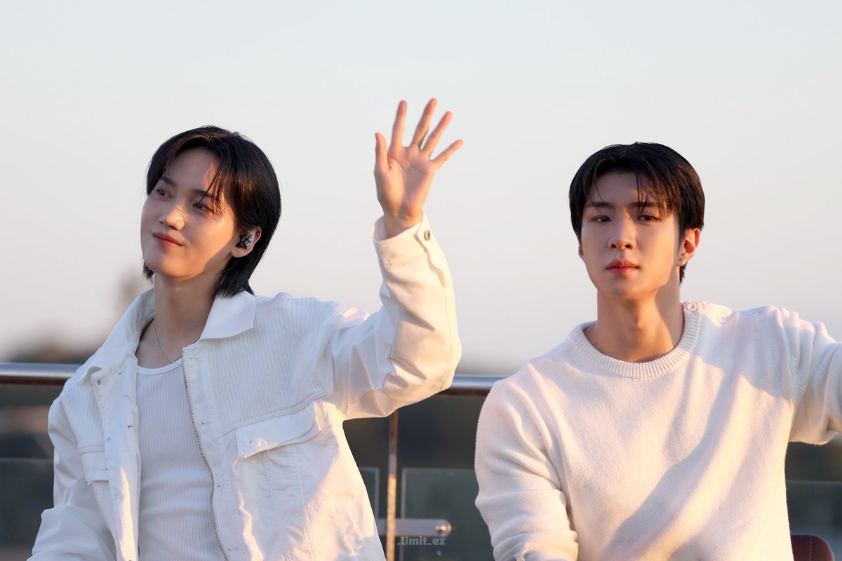 _limit_ez's tweet photo. 260919 ROOFTOP LIVE
손머리위로👋

#온앤오프 #승준 #SEUNGJUN
#와이엇 #WYATT https://t.co/OdVo4ijj71