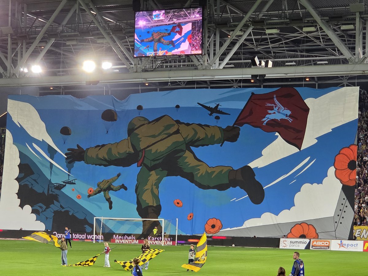 Berdje70's tweet photo. Bezoek aan de jaarlijkse #Airborne wedstrijd van Vitesse. Een mooie Arnhemse traditie. Na een moeizame eerste helft wint Vitesse uiteindelijk verdiend met 3-1 van Jong PSV en nestelt zich daarmee in de subtop (5e plaats) van de Eerste divisie. #vitjps https://t.co/xovbVh1Ymy