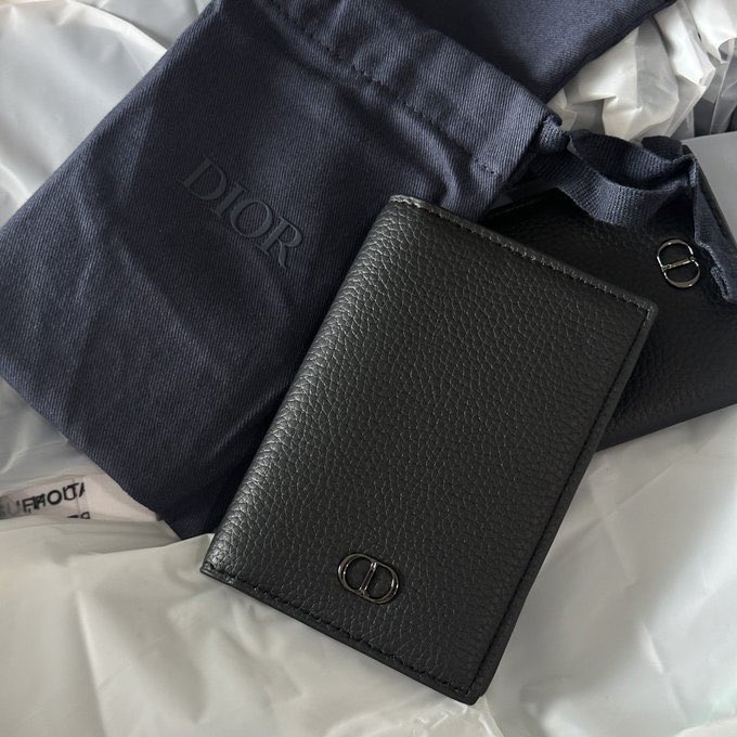 Lypsyy's tweet photo. พร้อมส่ง Dior Card Holder Poche Pocket
✨️ พร้อมถุงผ้า มีกล่อง

ของสมนาคุณจากฝั่ง Beauty  กระเป๋าหนังสีดำ ใส่บัตรได้ 6 ช่อง ดูดี มีคลาส 

ขนาด 4x5.5 นิ้ว (มี5ใบค่ะ)

[รอบถูก] 690.- 🤩
รีโพสต์ส่งฟรี https://t.co/i5ehxK6Dm0
